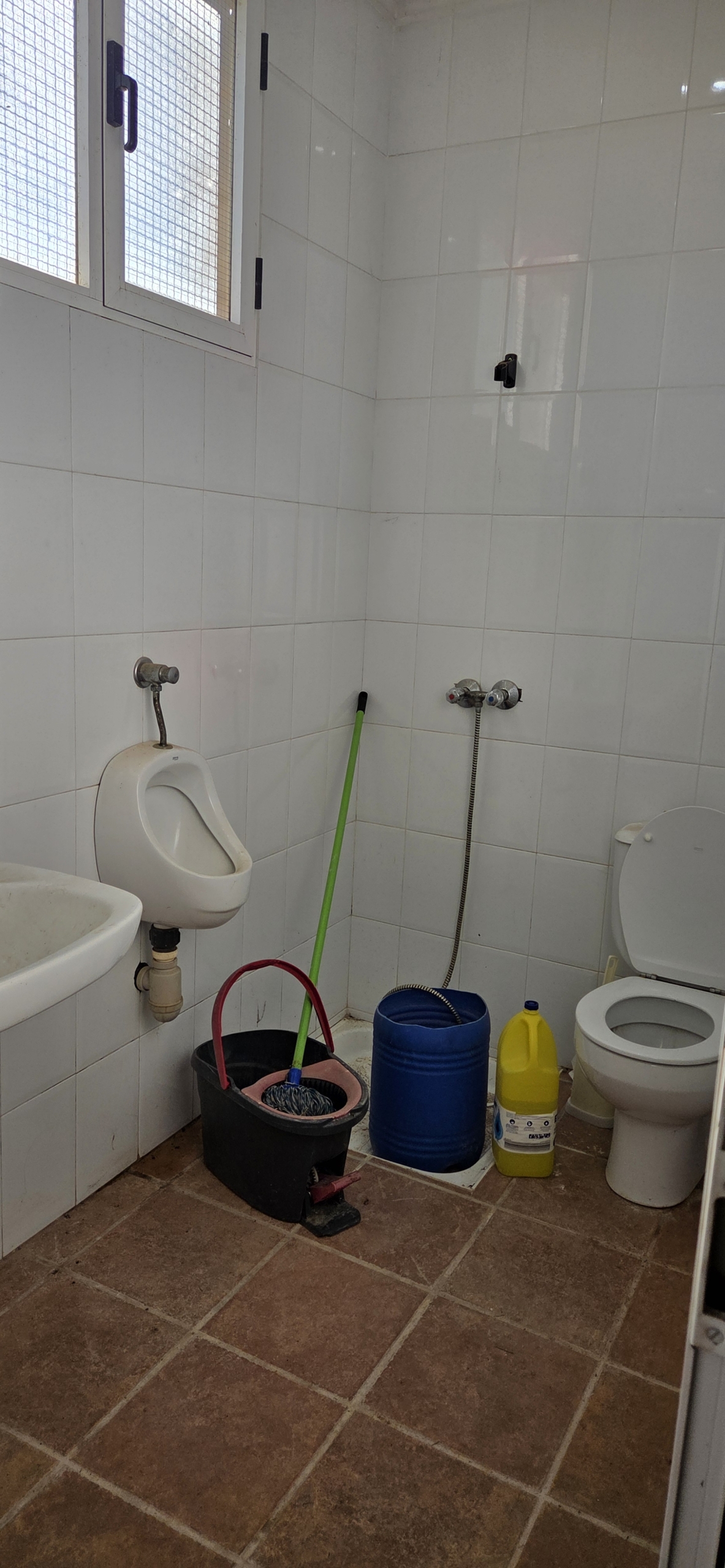 Landelijk vastgoed met loodsen op een groot grondstuk in Yecla, Murcia