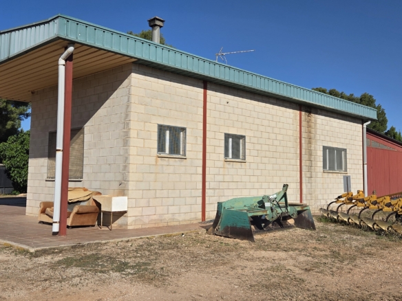 Landelijk vastgoed met loodsen op een groot grondstuk in Yecla, Murcia