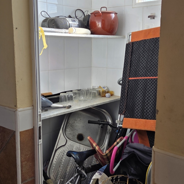 Landelijk vastgoed met loodsen op een groot grondstuk in Yecla, Murcia
