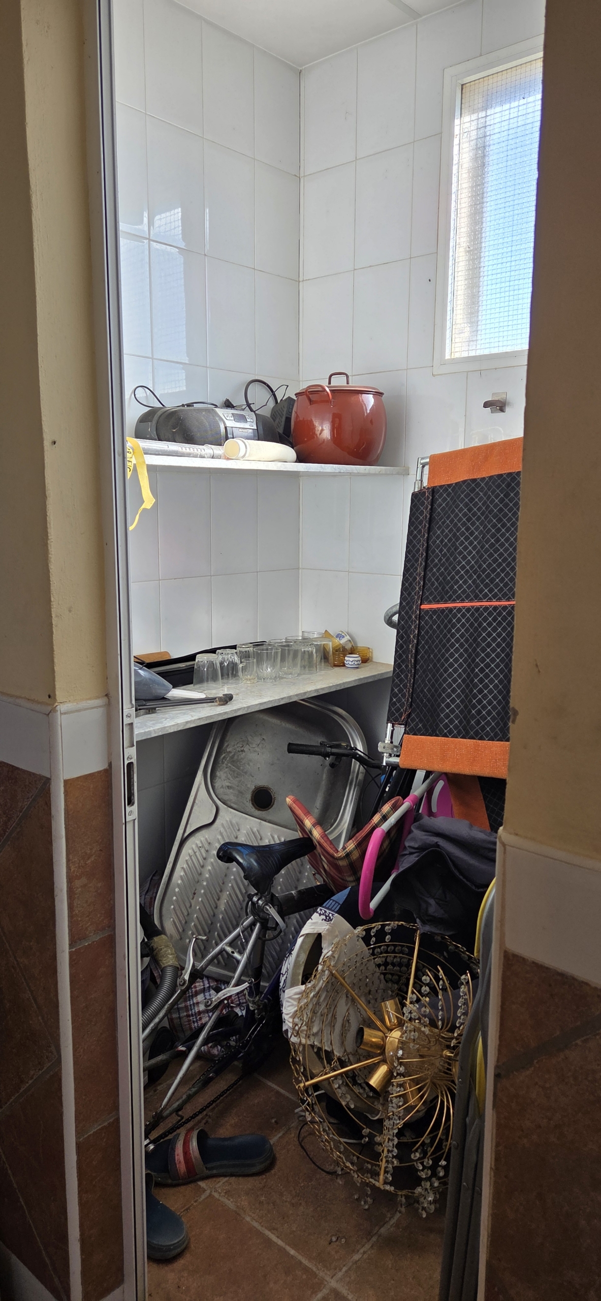 Landelijk vastgoed met loodsen op een groot grondstuk in Yecla, Murcia