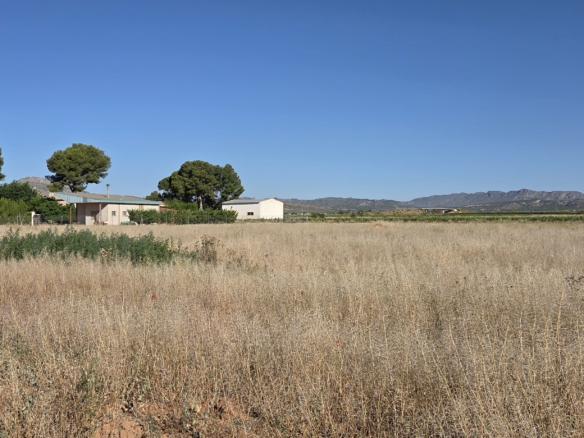 Landelijk vastgoed met loodsen op een groot grondstuk in Yecla, Murcia