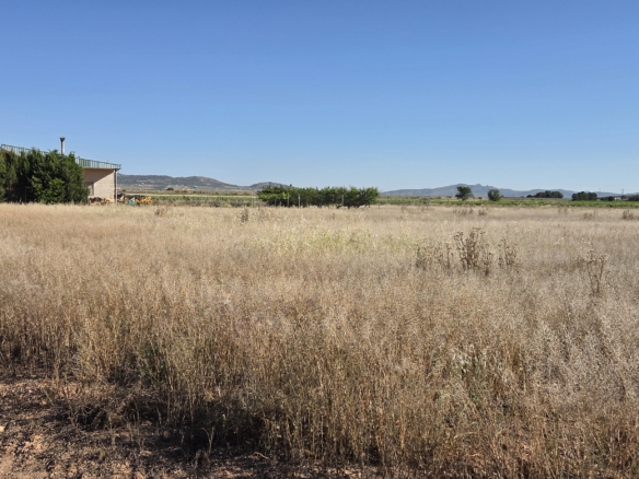 Landelijk vastgoed met loodsen op een groot grondstuk in Yecla, Murcia