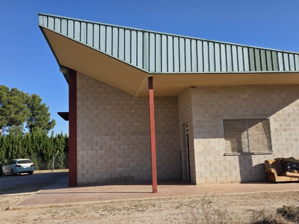 Landelijk vastgoed met loodsen op een groot grondstuk in Yecla, Murcia