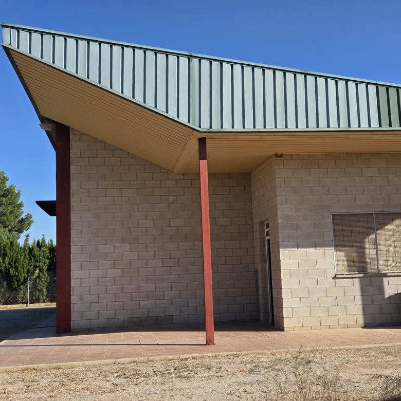 Landelijk vastgoed met loodsen op een groot grondstuk in Yecla, Murcia