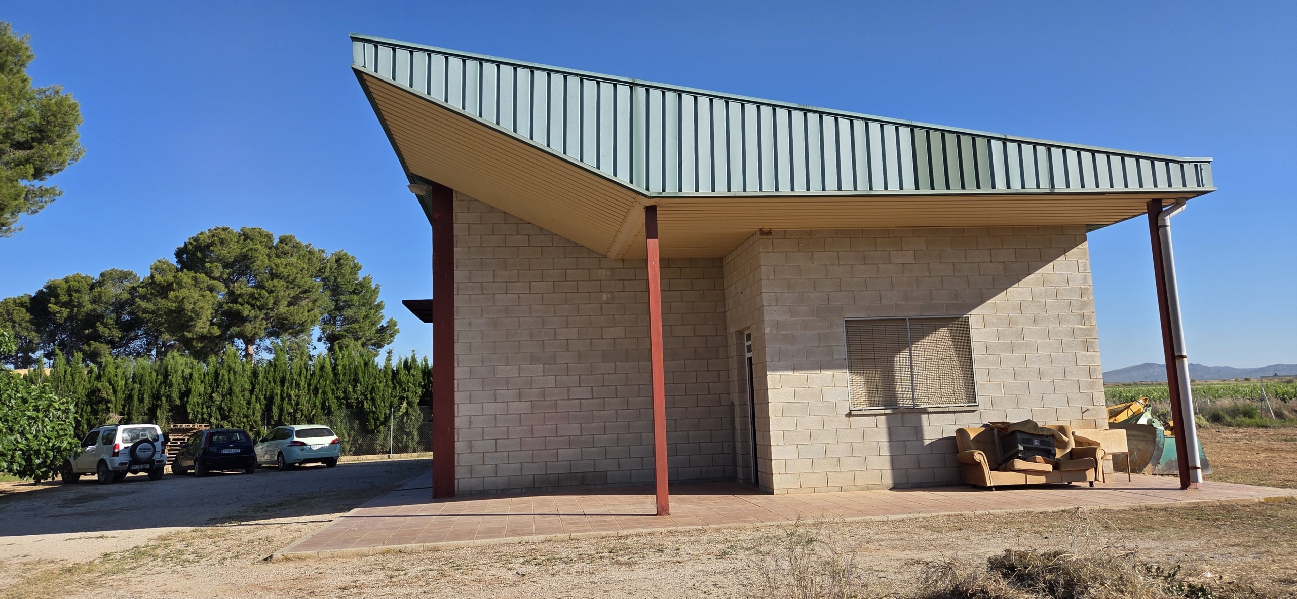 Landelijk vastgoed met loodsen op een groot grondstuk in Yecla, Murcia
