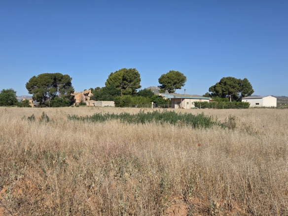 Landelijk vastgoed met loodsen op een groot grondstuk in Yecla, Murcia