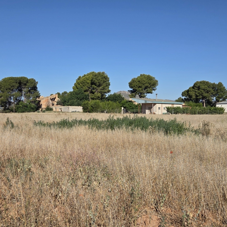 Landelijk vastgoed met loodsen op een groot grondstuk in Yecla, Murcia
