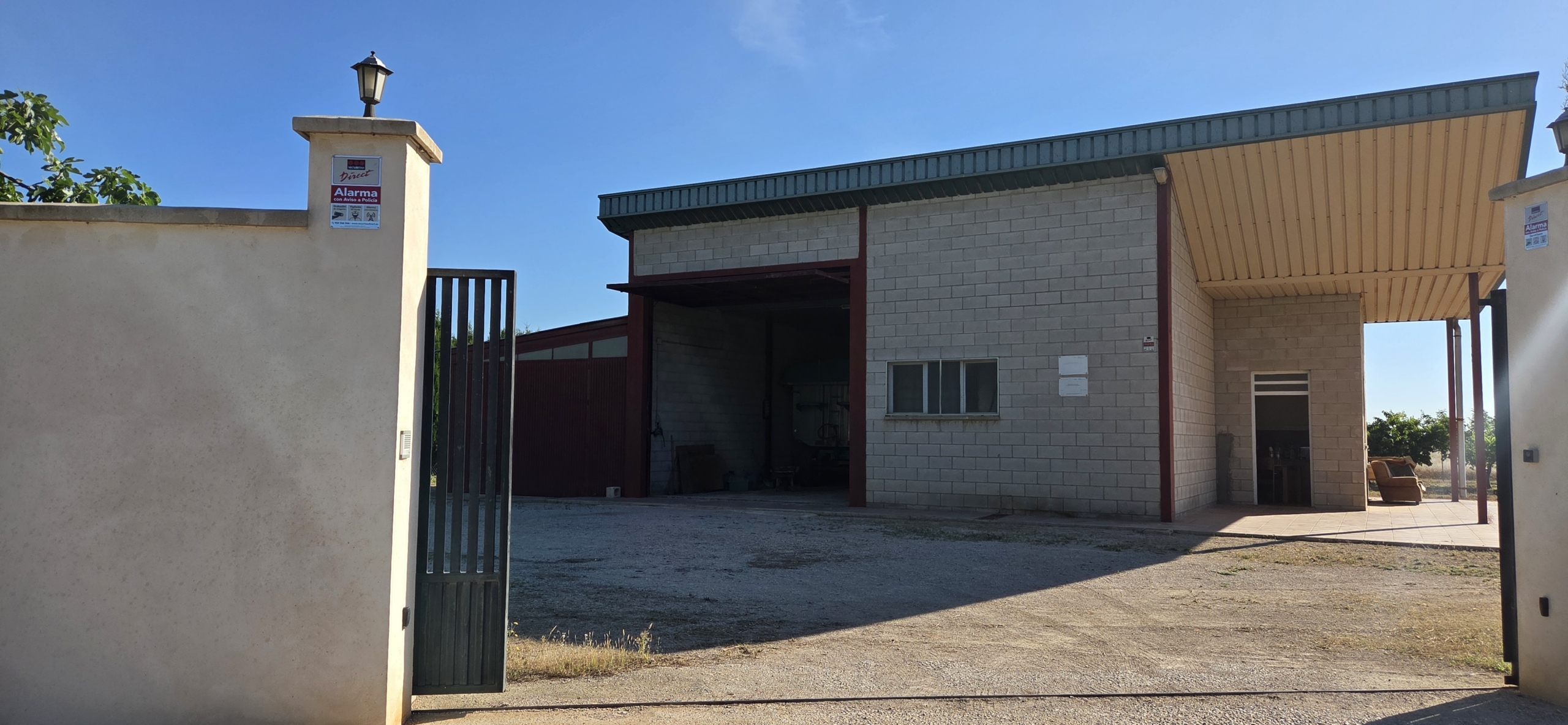 Landelijk vastgoed met loodsen op een groot grondstuk in Yecla, Murcia