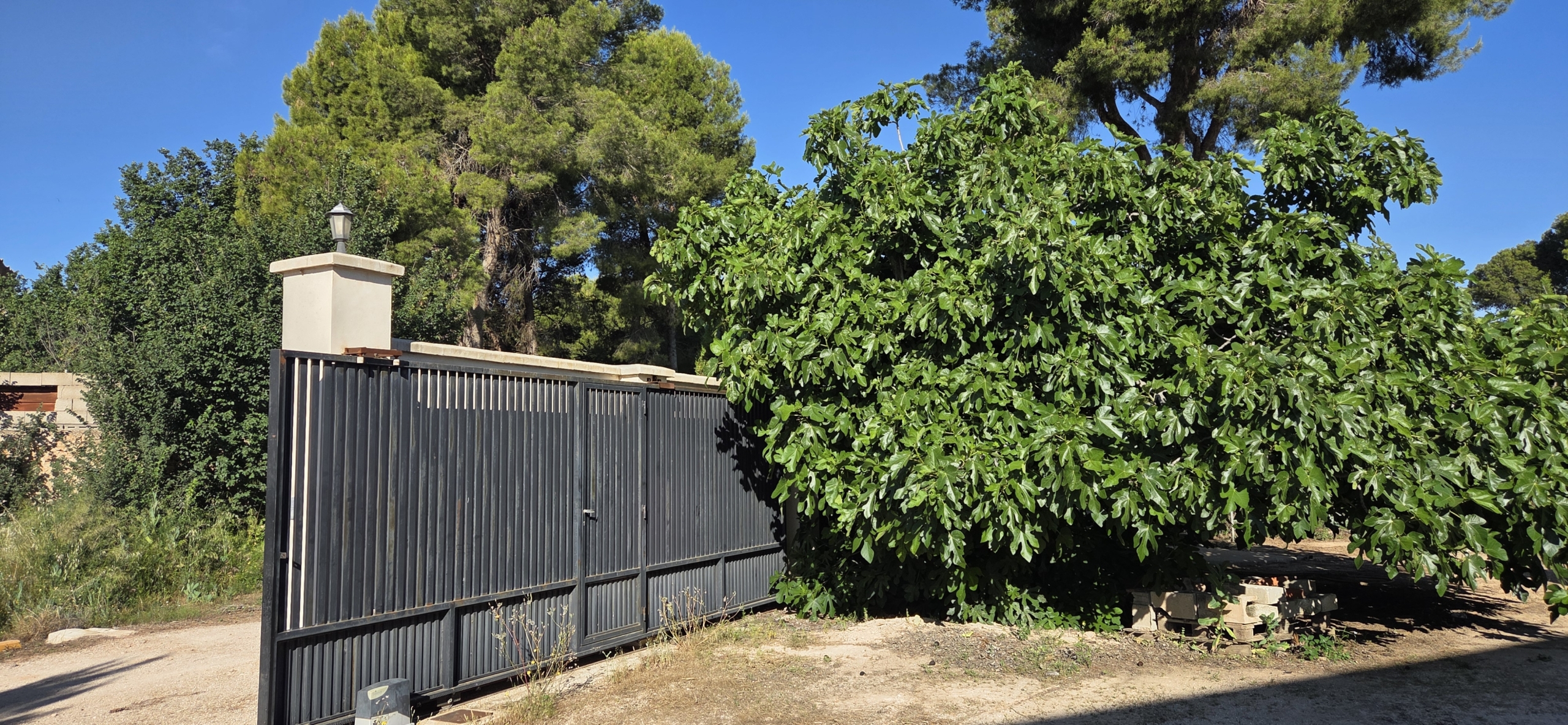 Landelijk vastgoed met loodsen op een groot grondstuk in Yecla, Murcia