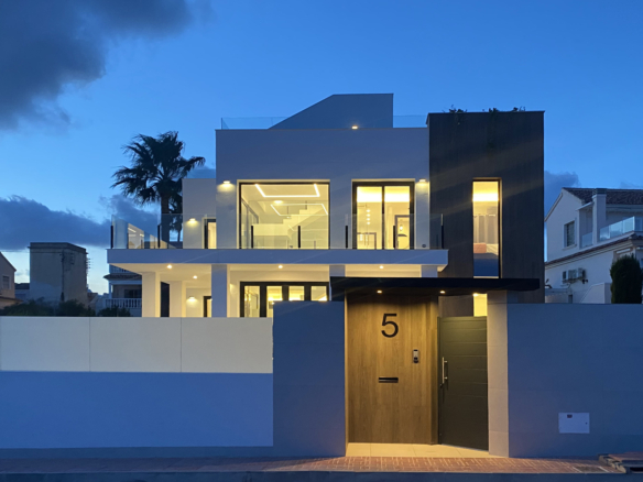 Luxurious Property in Torre La Mata (Ref: DOSI-1434)