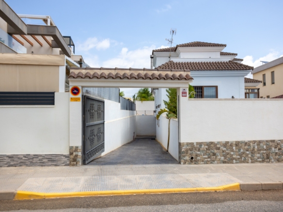 Detached Villa in Los Montesinos (Ref: BCT-MARMA)