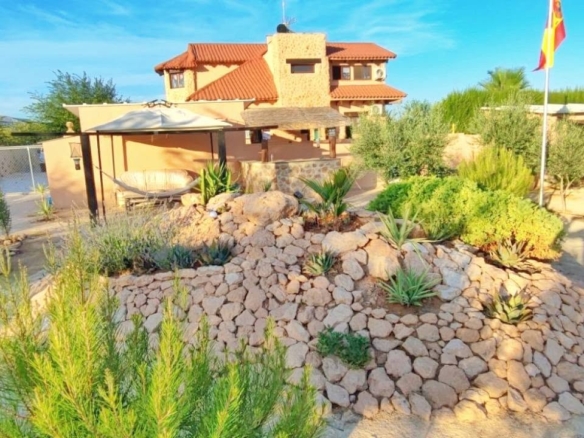 Country House in Pinoso (Ref: DOSI-3508)