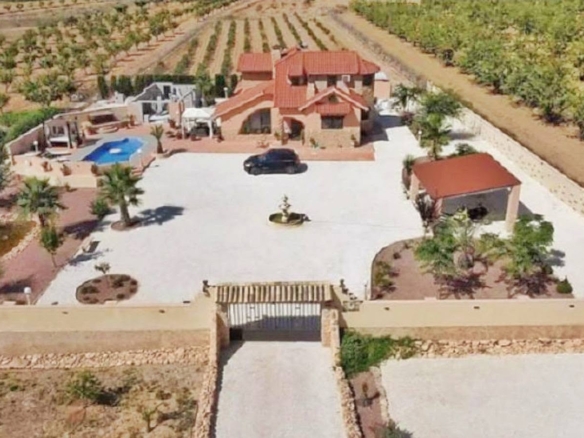 Country House in Pinoso (Ref: DOSI-3508)
