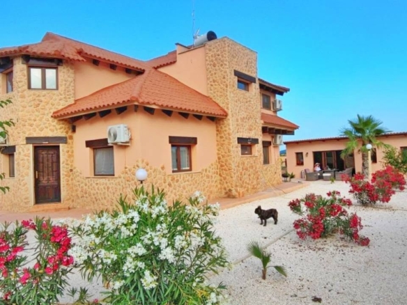 Country House in Pinoso (Ref: DOSI-3508)