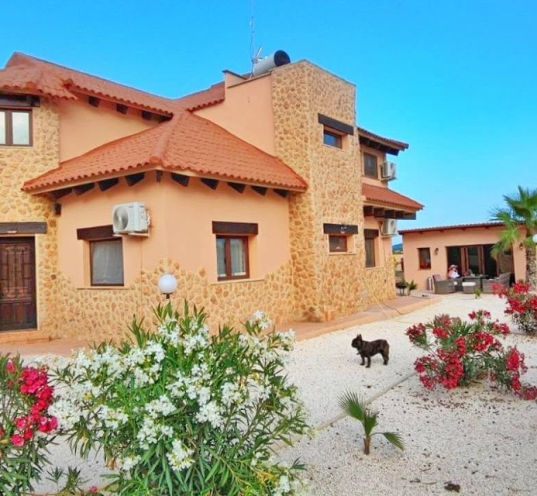 Country House in Pinoso (Ref: DOSI-3508)