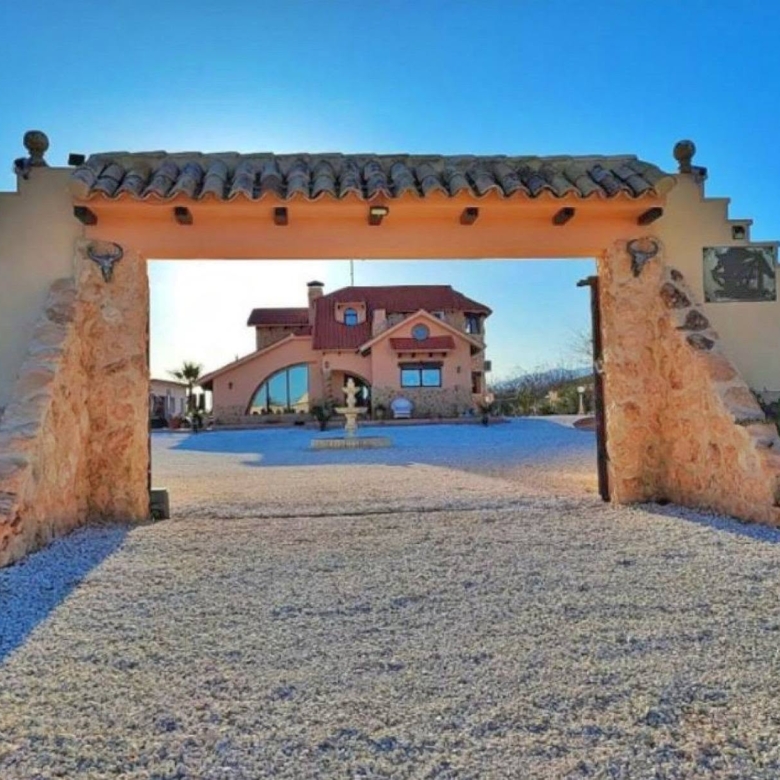 Country House in Pinoso (Ref: DOSI-3508)