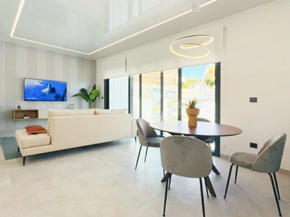 Luxurious Property in San Miguel de Salinas (Ref: DOSI-1480)