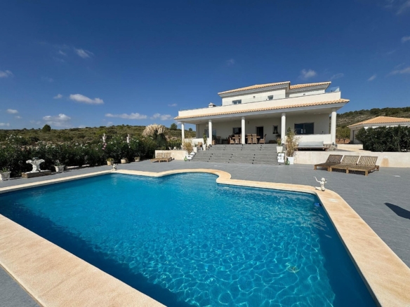 Luxurious Property in El Pinós (Ref: DOSI-3637)
