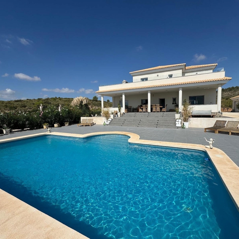 Luxurious Property in El Pinós (Ref: DOSI-3637)