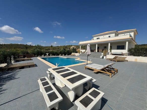 Luxurious Property in El Pinós (Ref: DOSI-3637)