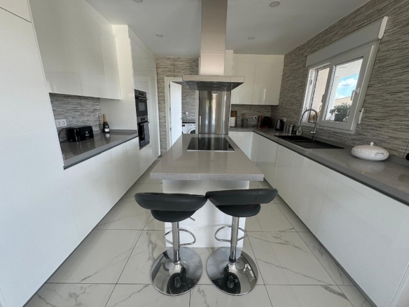 Luxurious Property in El Pinós (Ref: DOSI-3637)