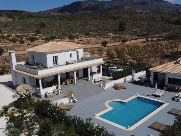 Luxurious Property in El Pinós (Ref: DOSI-3637)
