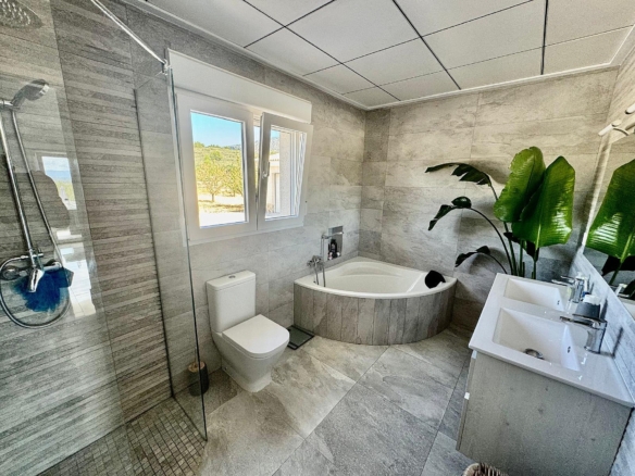 Luxurious Property in El Pinós (Ref: DOSI-3637)