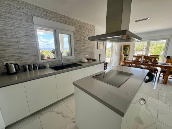 Luxurious Property in El Pinós (Ref: DOSI-3637)