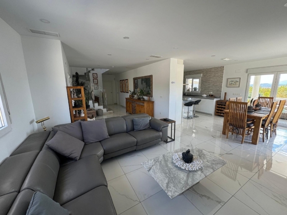 Luxurious Property in El Pinós (Ref: DOSI-3637)