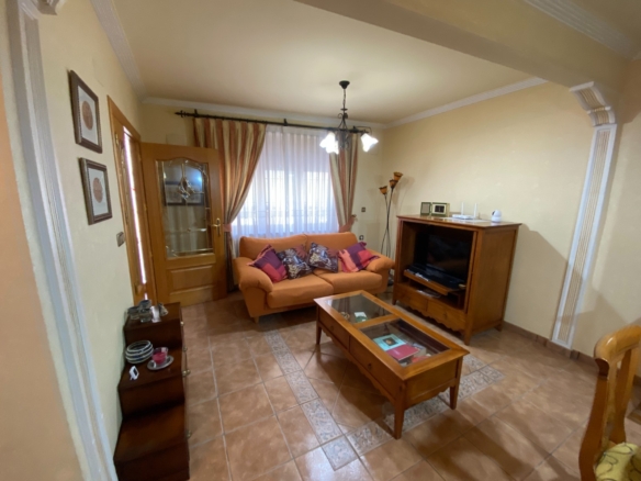 Townhouse in Sax (Ref: 23191)
