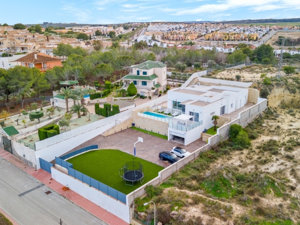Detached Villa in Algorfa (Ref: DLF125)