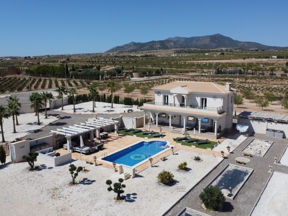 Villa in Pinoso (Ref: AM-PNLCY195)