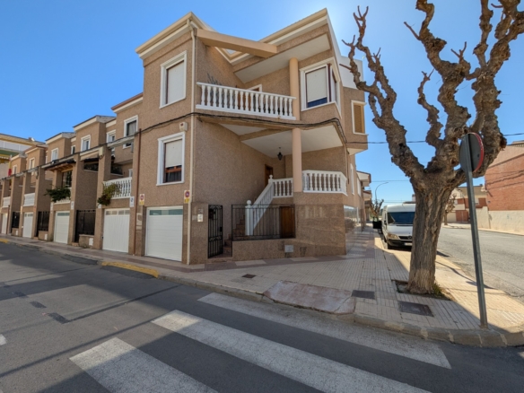 Townhouse in Sax (Ref: 23203)
