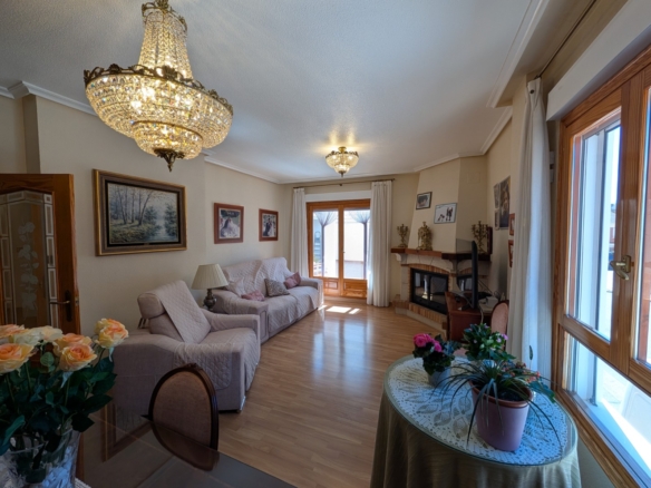 Townhouse in Sax (Ref: 23203)