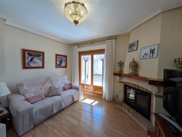 Townhouse in Sax (Ref: 23203)