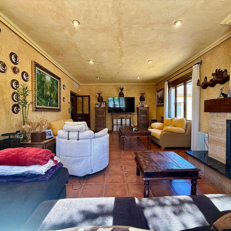 Luxurious Property in Salinas (Ref: DOSI-3573)