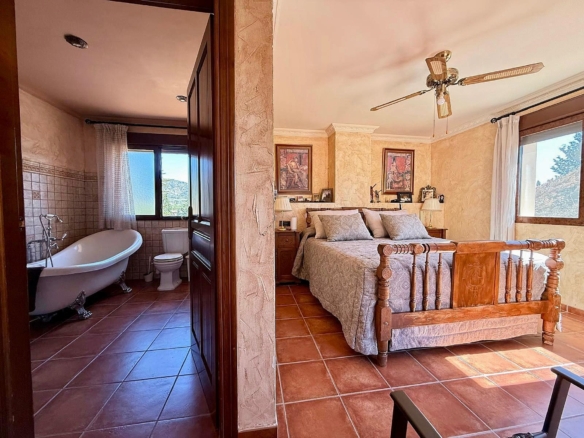 Luxurious Property in Salinas (Ref: DOSI-3573)
