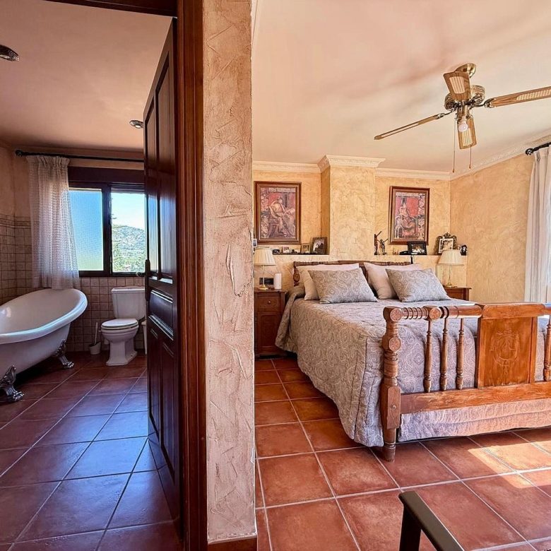 Luxurious Property in Salinas (Ref: DOSI-3573)
