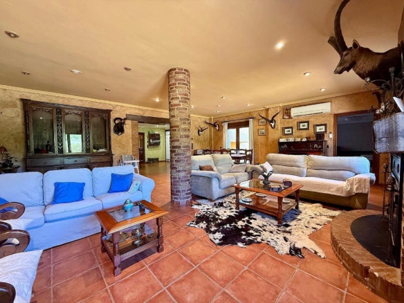 Luxurious Property in Salinas (Ref: DOSI-3573)