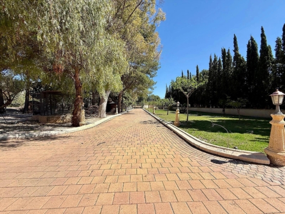 Luxurious Property in Salinas (Ref: DOSI-3573)