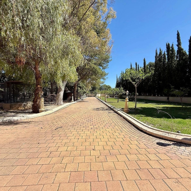 Luxurious Property in Salinas (Ref: DOSI-3573)