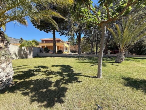 Luxurious Property in Salinas (Ref: DOSI-3573)
