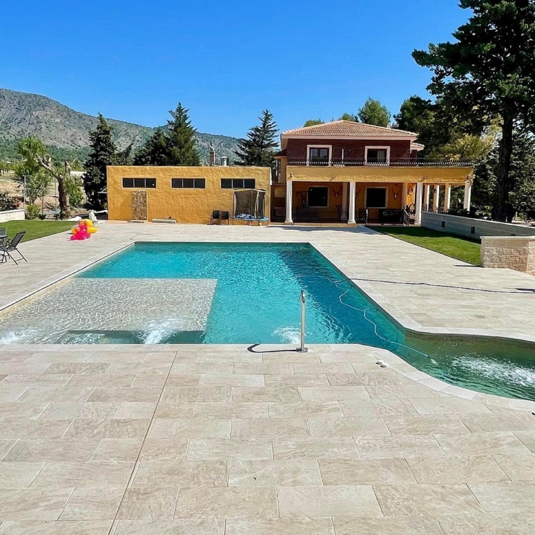 Luxurious Property in Salinas (Ref: DOSI-3573)