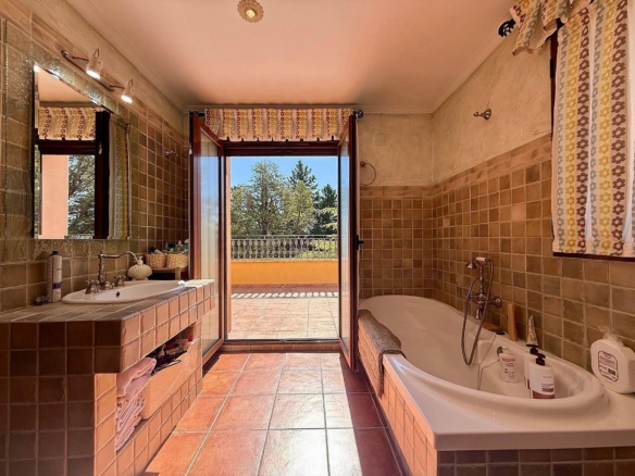 Luxurious Property in Salinas (Ref: DOSI-3573)