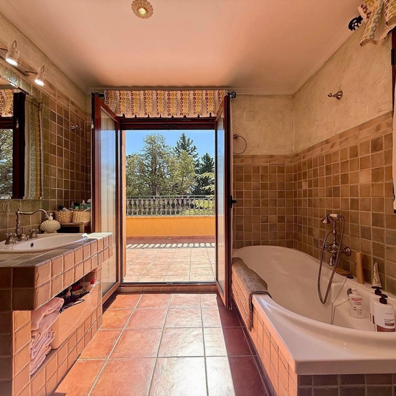 Luxurious Property in Salinas (Ref: DOSI-3573)