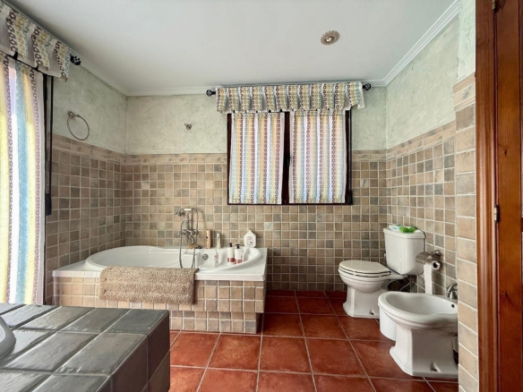 Luxurious Property in Salinas (Ref: DOSI-3573)