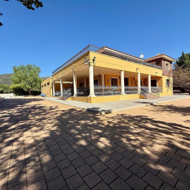 Luxurious Property in Salinas (Ref: DOSI-3573)