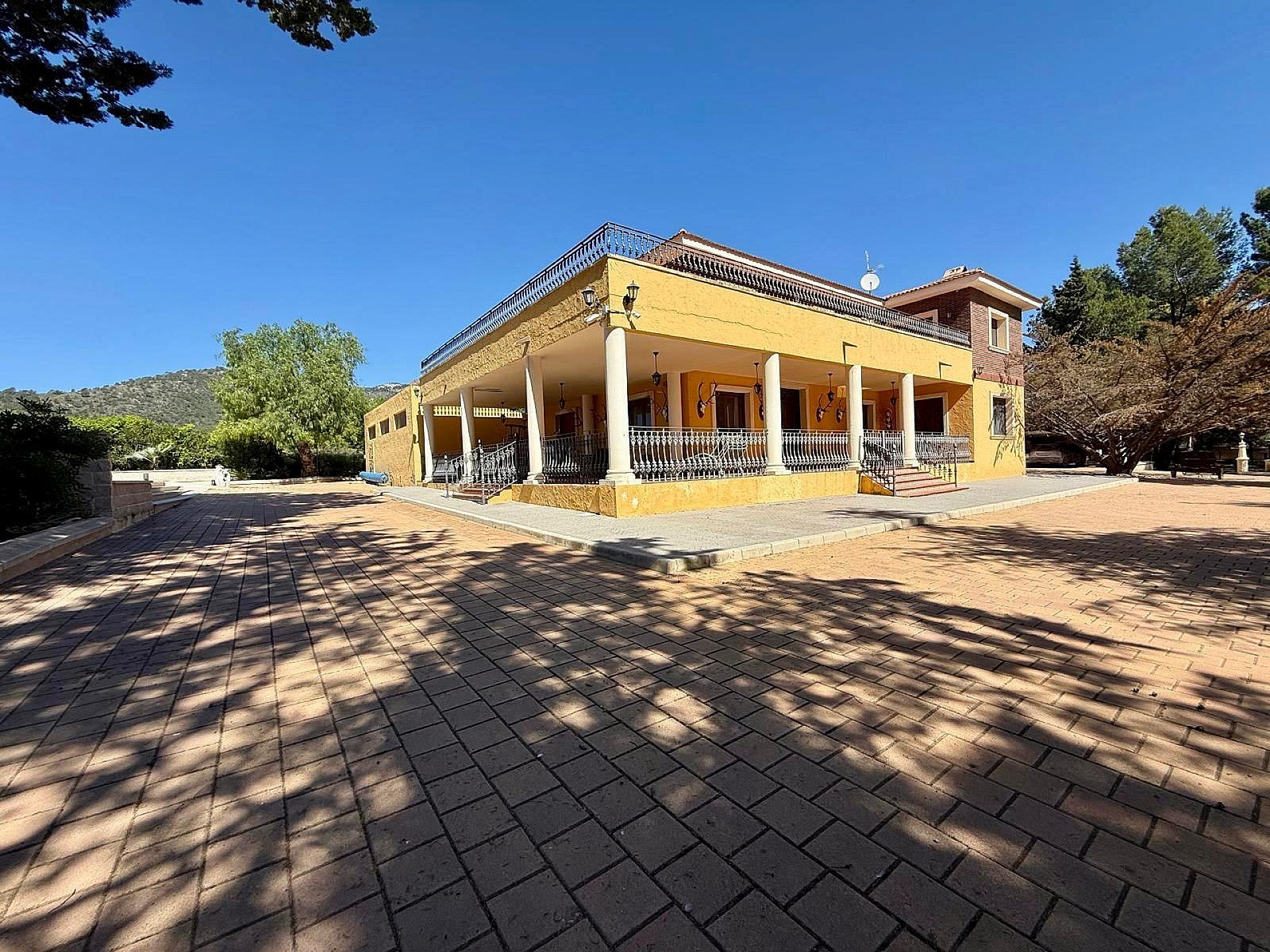Luxurious Property in Salinas (Ref: DOSI-3573)