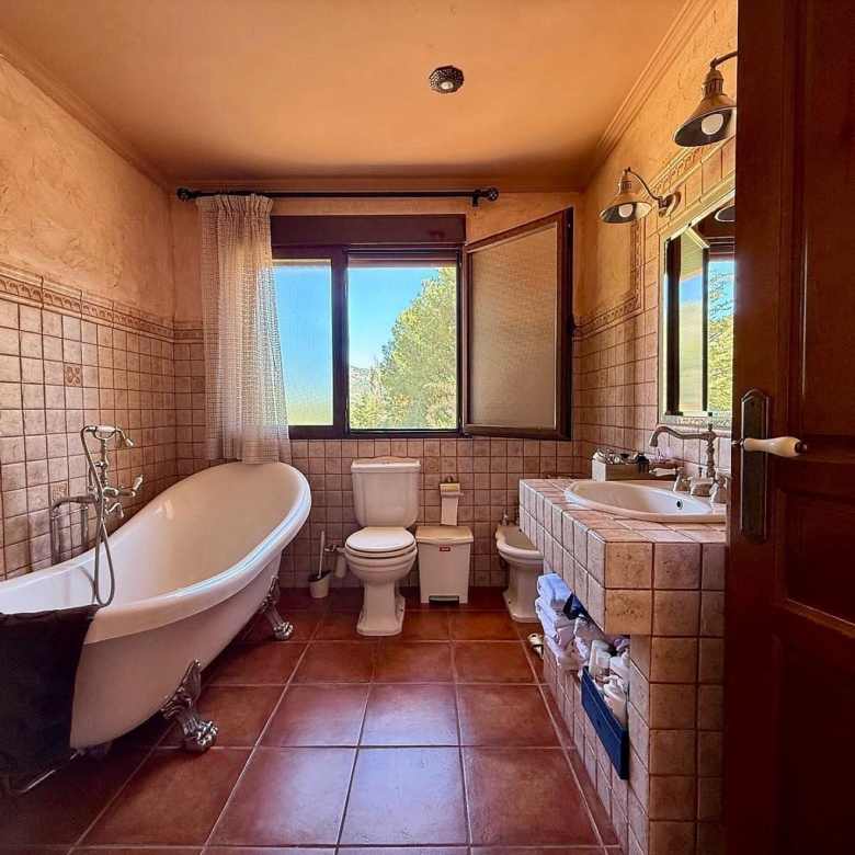 Luxurious Property in Salinas (Ref: DOSI-3573)